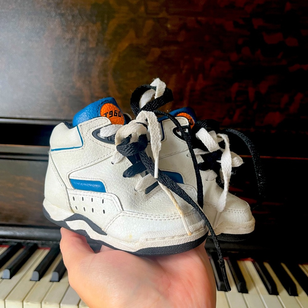 T960 basketball sneakers || infant size 4